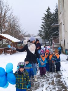 Dzieci z gr II, III i IV uczestniczą w "Niebieskim Marszu" w geście solidarności z dziećmi na całym świecie. W rękach trzymają paski niebieskiej bibuły i niebieskie balony, których kolor symbolizuje prawa dziecka.