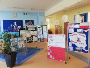 Na zdjęciu znajduja się tablice informacyjne umieszczone w holu przedszkola. na nich umieszczone są fotografie i opisy dotyczące sławnych Polaków, Kodeks Małego Patrioty, fotografie symboli narodowych