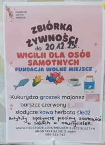 Zdjęcie to plakat-ogłoszenie o zbiórce produktów spożywczych. W centralnej części znajdują się obrazki przykładowych pożądanych produktów: ryba, kukurydza, słodycze, herbata, majonez.