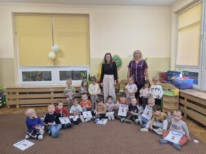 Zdjęcie przedstawia przedszkolaki z prezentami z okazji Świąta Chłopców.