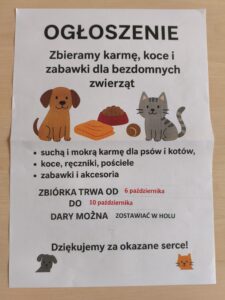 Na zdjęciu tekst ogłoszenia o zbiórce karmy i akcesoriów dla psów i kotów ze schroniska. w centralnej części obrazek brązowego psa oraz szarego kota, pomiędzy nimi piłeczka, miska z jedzeniem i koc.