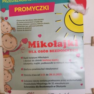 Na zdjęciu plakat informujący o zbiórce bielizny męskiej dla bezdomnych osób oraz wszelkie informacje o organizatorach akcji. Po lewej stronie ogłoszenia rysunek głów uśmiechniętych dzieci z serduszkami. W prawym górnym roku narysowane słoneczko, które ma doczepioną czapkę mikołajkową.