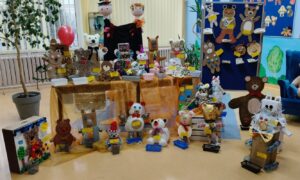 Opis zdjęcia misie: na zdjęciu znajdują się misie zrobione przez dzieci z materiałów recyklingowych.