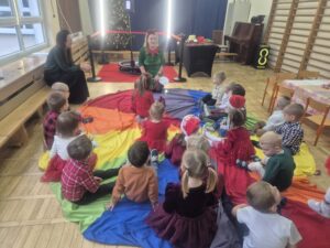 Zdjęcie przedstawia animatorkę wraz z dziećmi