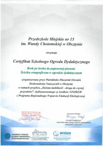 Zdjęcie przedstawia certyfikat szkolnego ogrodu dydaktycznego - ścieżka ortograficzna w ogrodzie dydaktycznym zorganizowany przez WMODN w Olsztynie