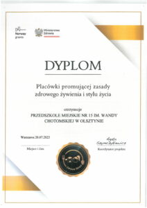 zdjęcie przedstawia dyplom na białym tle ze złotymi ozdobnikami. Dyplom wydany jest przez Ministerstwo Zdrowia dla placówki promującej zasady zdrowego żywienia i stylu życia